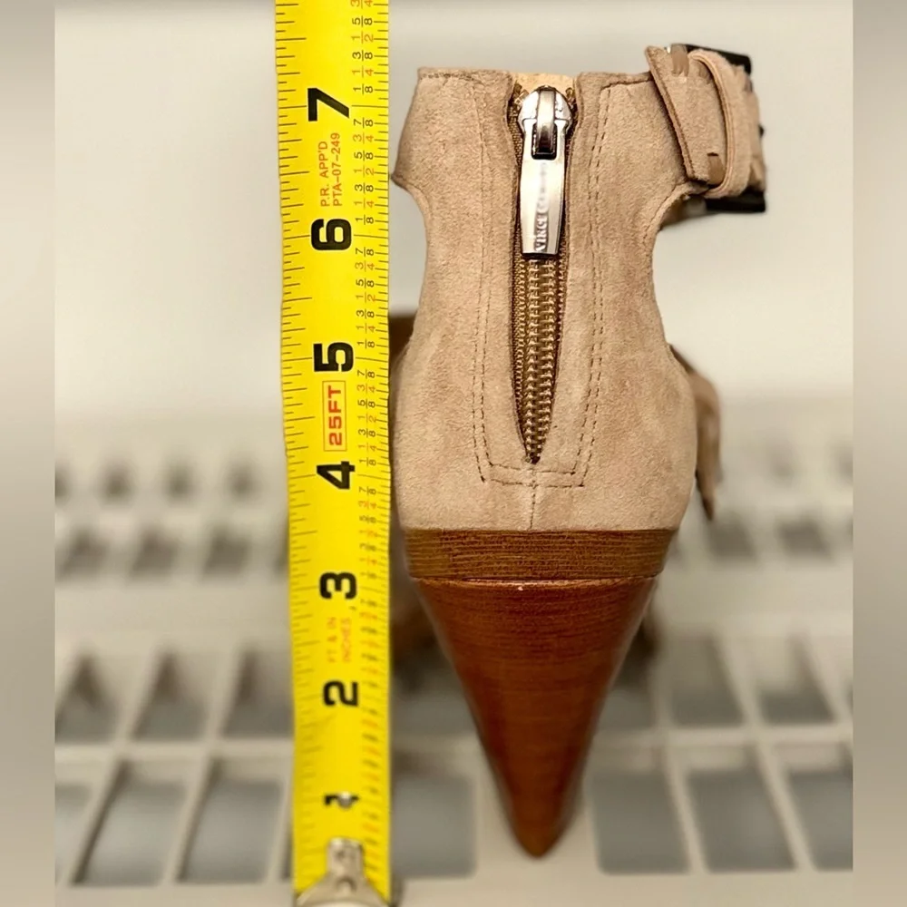 NWOB Vince Camuto Suraylin Truffle Taupe Heeled‎ Sandal